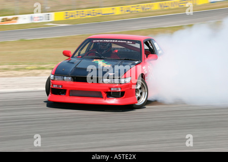 Modification Nissan S13 voiture de sport japonais sur le côté de la scène de fumer au cours d'une compétition de dérive la dérive Banque D'Images