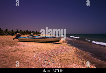 Bateaux sur une plage déserte en Oman Banque D'Images