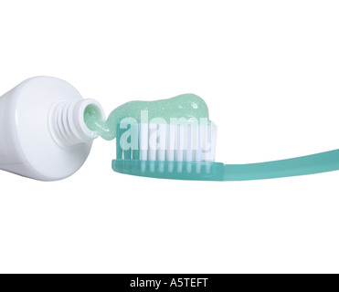 Brosse à dents et dentifrice découper sur fond blanc Banque D'Images
