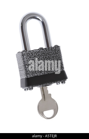 Cadenas avec clé découper sur fond blanc Banque D'Images
