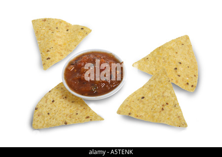 Tortillas et salsa découper sur fond blanc Banque D'Images