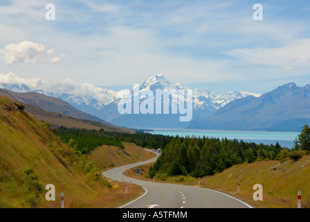 La route de Mount Cook Village avec Mt Cook visible à travers le Lac Pukaki Banque D'Images