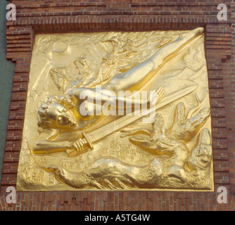 'Lichtbringer' ('Porteur de Lumière') L'exonération à l'entrée de la Böttcherstrasse murale, ville de Bremen, Brême, Allemagne. Banque D'Images