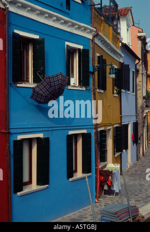 Maisons de pêcheurs aux couleurs vives sur l'île de Burano, dans la partie nord de la lagune de Venise, Italie Banque D'Images