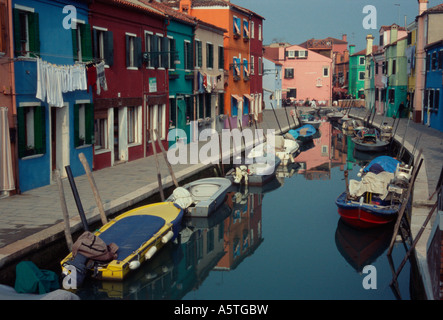 Maisons de pêcheurs aux couleurs vives sur l'île de Burano, dans la partie nord de la lagune de Venise, Italie Banque D'Images