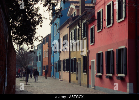 Maisons de pêcheurs aux couleurs vives sur l'île de Burano, dans la partie nord de la lagune de Venise, Italie Banque D'Images