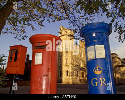 Historique royal mail boîtes aux lettres dans le centre de Windsor le château de Windsor, Berkshire derrière UK Banque D'Images