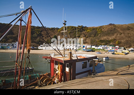 Le NORD DU PAYS DE GALLES GWYNEDD NEFYN PORTH Mars UK à la recherche à travers le sable doré vers le blanc, de chalets et cabines de plage Banque D'Images