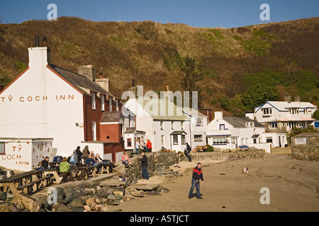 PORTH DINLLAEN GWYNEDD AU NORD DU PAYS DE GALLES UK Mars visiteurs à ce port sont en profitant des facilités offertes par Ty Coch Inn Banque D'Images