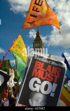 Une manifestation à Londres, en face de Big Ben Banque D'Images