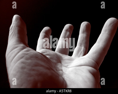 Main Main mâle noir et blanc avec tendue paume vers le haut et doigts tendus Banque D'Images