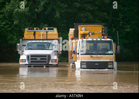 L'inondation du fleuve Susquehanna se submerger dans les véhicules du district commercial Juin 2006 New York Oneonta Banque D'Images