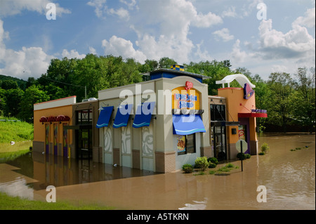 L'inondation du fleuve Susquehanna dans le district commercial Long John Silvers Restaurant Moscow New York Juin 2006 Banque D'Images