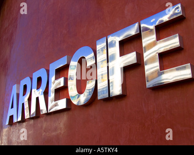 ARRECIFE LANZAROTE signer signer métal réfléchissant rouge sur fond de mur dans le centre-ville d'Arrecife, Lanzarote, Îles Canaries Banque D'Images