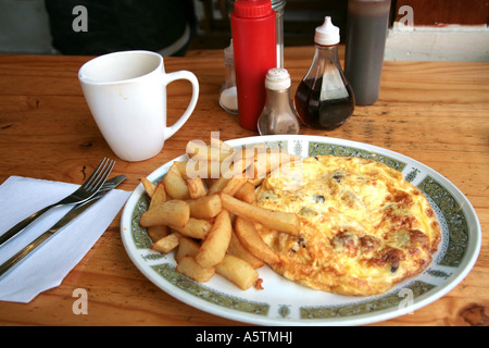 Omelette et jetons dans le café bon marché Banque D'Images