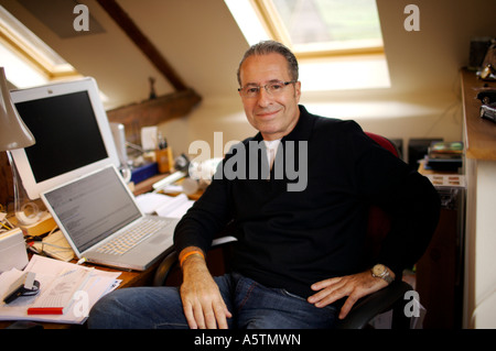 Portrait de l'horreur et le crime, romancier et producteur de films, Peter James à son domicile près de Lewes East Sussex UK Banque D'Images