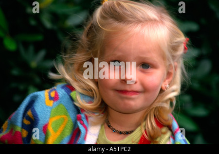 Monsieur le portrait d'une petite fille blonde Banque D'Images