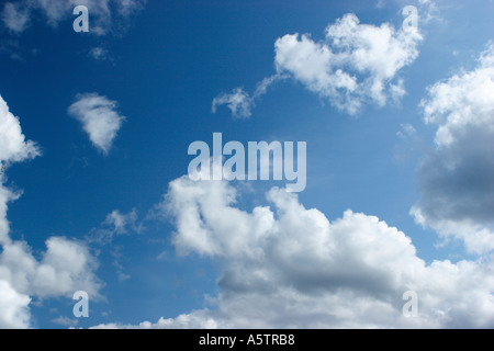 Ciel bleu et nuages Banque D'Images