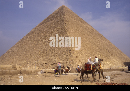 Camel riders près de la pyramide de Khéops à Gizeh, près du Caire Egypte Afrique du Nord Banque D'Images