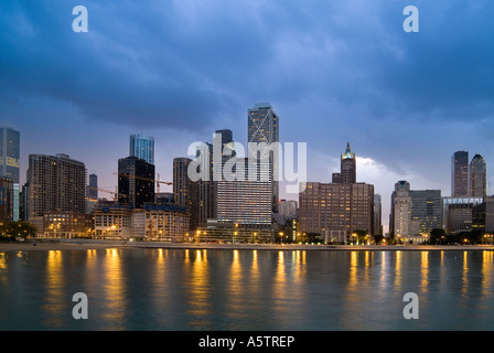 Chicago Skyline nuit Crépuscule des bâtiments au cours de tempête, USA Banque D'Images