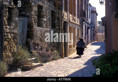 Scooter moto avec l'homme et la femme Équitation dans Alley, Athènes Grèce Banque D'Images