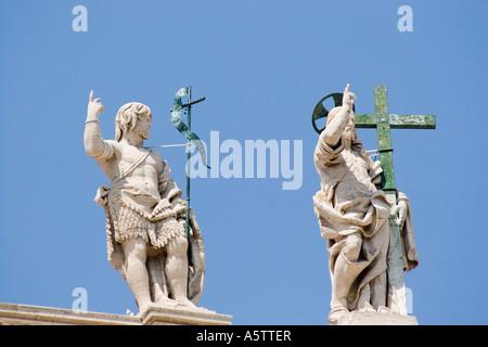 Statues de Saint Jean le Baptiste et le Christ Rédempteur au sommet de la basilique Saint-Pierre, Cité du Vatican Banque D'Images