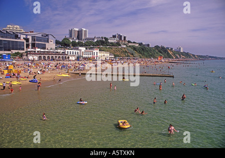 Front de mer de Bournemouth en saison estivale. XPL 5012-468 Banque D'Images