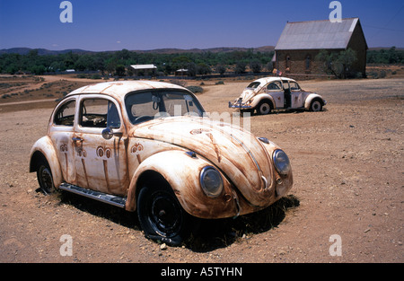 Les coccinelles Volkswagen abandonnés utilisés comme de la publicité pour une galerie dans la ville minière d'argent historique de Silverton , l'Australie. Banque D'Images