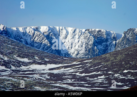 Lochnagar montagne avec au début de l'hiver neige sur Royal Deeside Aberdeenshire. XPL 4987-466 Banque D'Images