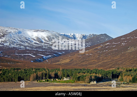 Lochnagar montagne avec au début de l'hiver neige sur Royal Deeside Aberdeenshire. XPL 4988-466 Banque D'Images