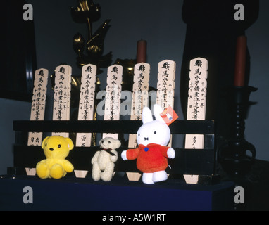 Culte avec la prière des comprimés et des jouets mous,dédié aux enfants décédés,Temple Zojo-Ji, Roppongi, Tokyo, Japon. Banque D'Images