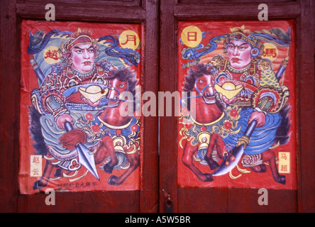 Nouvel an chinois traditionnel affiches sur une maison rurale porte,Dali, Yunnan Province, China. Banque D'Images