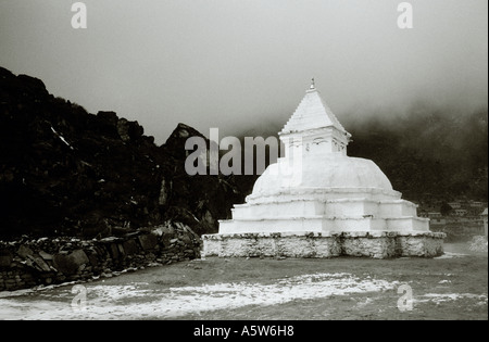 World Travel. Stupa bouddhiste temple montagne haut dans l'himalaya contreforts des montagnes au Népal en Asie. Le bouddhisme Wanderlust Aventure Évasion Banque D'Images