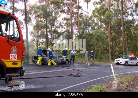 Une voiture Mercedes sur le feu sur une route de campagne. DSC 8621 Banque D'Images