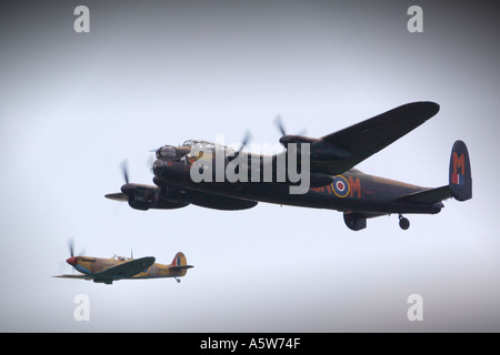 Avro Lancaster de la Royal Air Force chasseur Spitfire avion bombardier lourd de la seconde guerre mondiale Battle of Britain Memorial Flight Banque D'Images