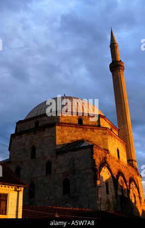 Sinan Pasha Mosque at sunset à Prizren Kosovo Banque D'Images