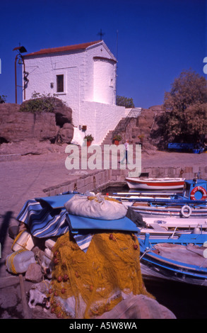 Grèce Lesvos Skala Sykaminias port du village et l'église de Panayia Gorgona Banque D'Images