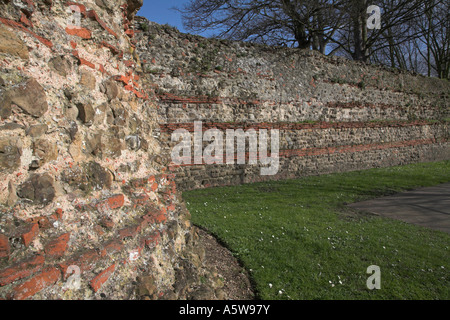 Murs romains à côté d'Balkerne Porte d'entrée à Colchester, Essex, Angleterre Banque D'Images