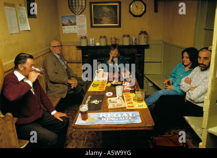 Intérieur de pub (Tuckers Grave Inn) dans le Somerset, Angleterre vers 1985 Banque D'Images