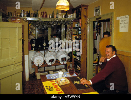 Intérieur de pub (Tuckers Grave Inn) dans le Somerset, Angleterre vers 1985 Banque D'Images