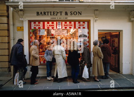 Personnes en attente à une boutique de bouchers au moment de Noël, en Angleterre. (1980) Banque D'Images