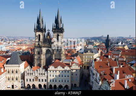 Vue sur les toits de la place de la Vieille ville , en regardant vers l'église de Notre-Dame de Tyn. Prague Banque D'Images