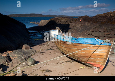 Un bateau amarré sur la petite cale à Portencross château Banque D'Images