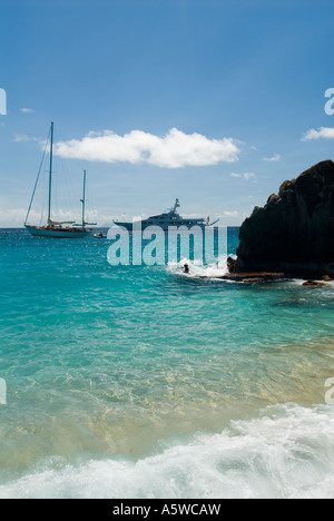 Yachts ancrés au large de la plage de Shell Beach St. Banque D'Images