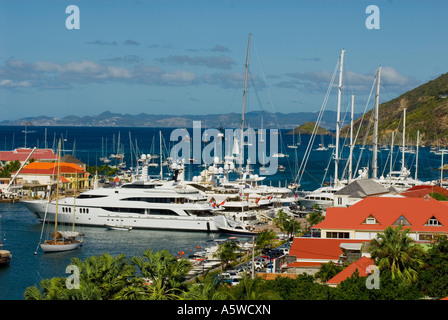 Le port de Gustavia à St Barth Saint Martin sur l'horizon Banque D'Images