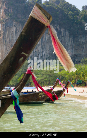 Bateaux Longtail sur Railay Beach à l'ouest de la mer d'Andaman en dessous de ce qu'on appelle l'Thaiwand Wall rock formation au sud de la Thaïlande Banque D'Images