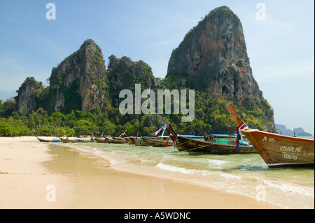 Bateaux Longtail sur Railay Beach à l'ouest de la mer d'Andaman en dessous de ce qu'on appelle l'Thaiwand Wall rock formation au sud de la Thaïlande Banque D'Images