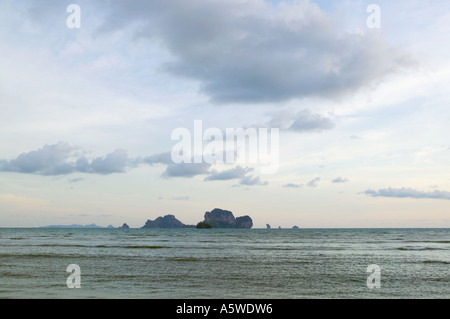 Coucher de soleil sur la mer Andaman Koh Poda island vu de Tonsai Thaïlande du sud Banque D'Images