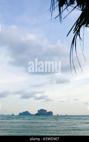 Coucher de soleil sur la mer Andaman Koh Poda island vu de Tonsai beach Thaïlande du sud Banque D'Images