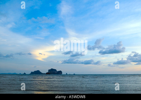 Coucher de soleil sur la mer Andaman Koh Poda island vu de Tonsai Thaïlande du sud Banque D'Images
